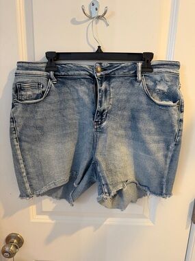 Judy Blue Light Wash Frayed Hem Jean Shorts